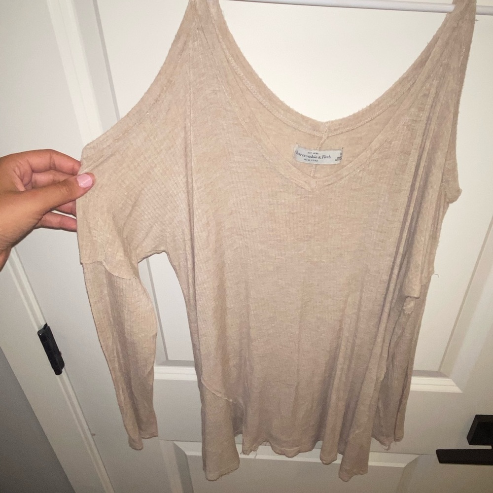 Super soft Abercrombie cold shoulder long sleeve